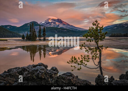 Sparks Lake und South Sister Ray Atkeson Memorial gesehen; Cascade Mountains, Zentral-Oregon. Stockfoto