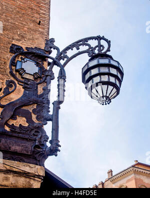 Schöne mittelalterliche dekorative Straßenleuchte, Bologna, Italien, Europa Stockfoto