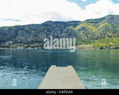 Seascape, Pier, die Dehnung in der Bucht, klare blaue Wasser Stockfoto