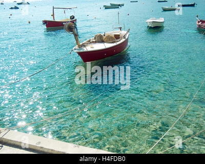 Viele kleine Angeln, Boote, sonnigen Sommertag, sauberes Wasser Stockfoto