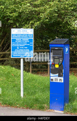 Ein Fahrkartenautomat Zahlen und Anzeige bei der Parkplatz nach dem Minffordd Pfad zur Cader Idris, Snowdonia National Park, North Wales Stockfoto