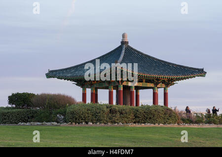 Koreanische Glocke der Freundschaft und Bell Pavillon auf Engels Gate Park in San Pedro, Kalifornien, USA. Stockfoto