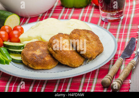 Hackfleisch in Paniermehl, Kartoffelpüree und Gemüse Stockfoto