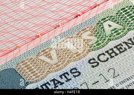 Schengen-Visum-Stempel im Reisepass Stockfoto