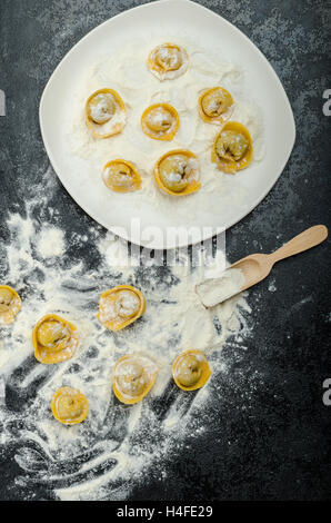 hausgemachte Pasta Tortellini gefüllt, Pilze, Knoblauch und Käse, aus echten Grieß Mehl aus Italien Stockfoto