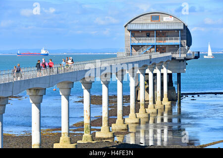 Besucher Bembridge Isle Of Wight RNLI UK Lifeboat station Pier auf Podest gestapelt mit Gangway auf Betonstützen Solent erbaut darüber hinaus Stockfoto