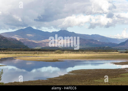 Glaslyn Sümpfe SSSI, Porthmadog und Snowdonia Bergkette in der Ferne, Snowdonia National Park, North Wales, UK Stockfoto