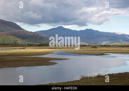 Glaslyn Sümpfe SSSI, Porthmadog und Snowdonia Bergkette in der Ferne, Snowdonia National Park, North Wales, UK Stockfoto