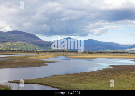 Glaslyn Sümpfe SSSI, Porthmadog und Snowdonia Bergkette in der Ferne, Snowdonia National Park, North Wales, UK Stockfoto