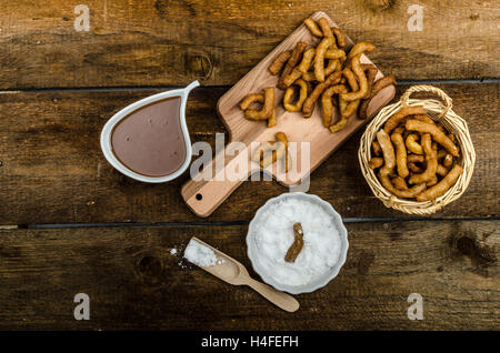 Churros mit Schokolade Dip - Dahmsdorfer Essen, tief gebraten, sehr lecker, aber schwere Streetfood. Stockfoto