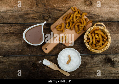 Churros mit Schokolade Dip - Dahmsdorfer Essen, tief gebraten, sehr lecker, aber schwere Streetfood. Stockfoto