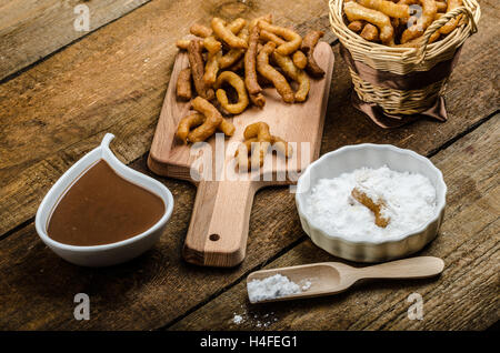 Churros mit Schokolade Dip - Dahmsdorfer Essen, tief gebraten, sehr lecker, aber schwere Streetfood. Stockfoto