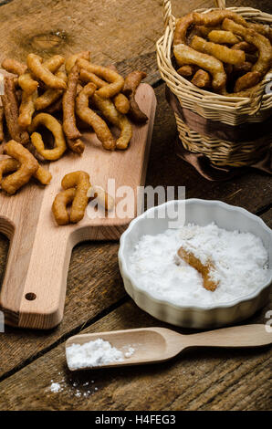 Churros mit Schokolade Dip - Dahmsdorfer Essen, tief gebraten, sehr lecker, aber schwere Streetfood. Stockfoto