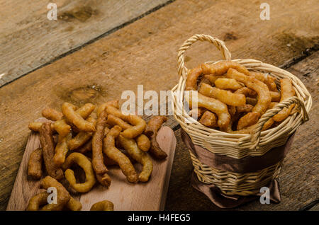 Churros mit Schokolade Dip - Dahmsdorfer Essen, tief gebraten, sehr lecker, aber schwere Streetfood. Stockfoto