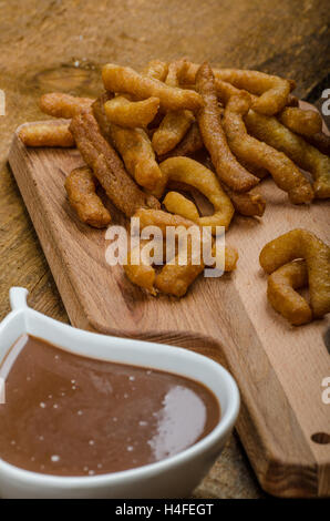 Churros mit Schokolade Dip - Dahmsdorfer Essen, tief gebraten, sehr lecker, aber schwere Streetfood. Stockfoto