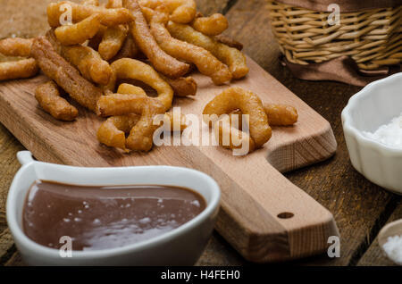 Churros mit Schokolade Dip - Dahmsdorfer Essen, tief gebraten, sehr lecker, aber schwere Streetfood. Stockfoto