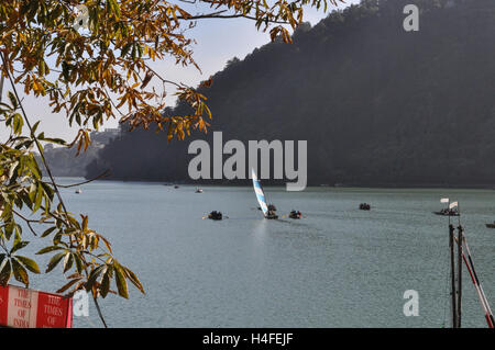 Nainital, Uttarakhand, Indien - 13. November 2015: Einige Schiffe und Jachten Saililng in Naini See bei Nainital, Uttarakhand, Indien Na Stockfoto