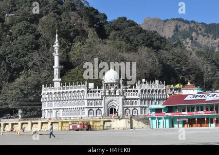 Nainital, Uttarakhand, Indien - 11. November 2015: Wunderschöne Moschee in der Nähe von Nainital Cricket Ground in Nainital, Uttarakhand, Indien. Stockfoto