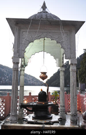 Nainital, Uttarakhand, Indien - 11. November 2015: The Shivling in Naina Devi Tempel morgens in Nainital Uttarakhand, Indien Stockfoto