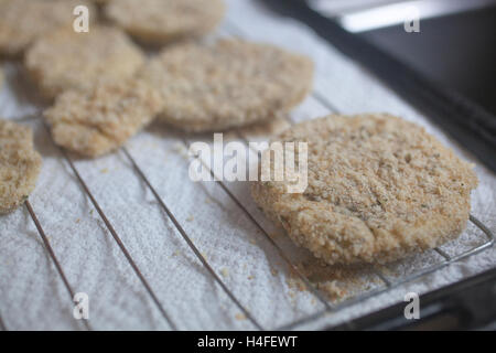 Brotkrumen beschichteten Auberginenscheiben auf einem Tablett bereit, kochen. Stockfoto
