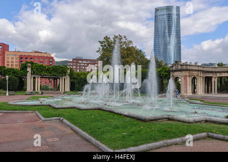 Hohe Gebäude Torre Iberdrola aus Arrupe Brücke, Baskenland, Bilbao, Spanien. Stockfoto