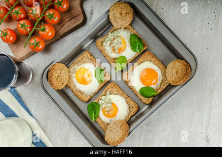 Gebackene Bullauge Eiern auf Vollkorn Toast mit Spinat und Blauschimmelkäse an der Spitze Stockfoto