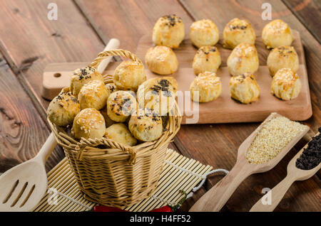 Cheesy Bites mit Knoblauch, blau Käse, mit Mohn und Sesam bestreut Stockfoto