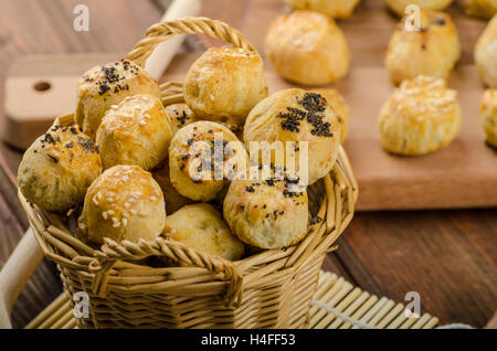 Cheesy Bites mit Knoblauch, blau Käse, mit Mohn und Sesam bestreut Stockfoto