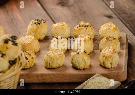 Cheesy Bites mit Knoblauch, blau Käse, mit Mohn und Sesam bestreut Stockfoto