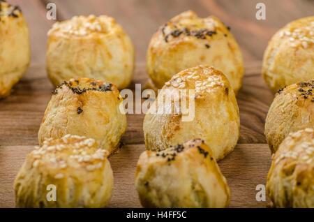 Cheesy Bites mit Knoblauch, blau Käse, mit Mohn und Sesam bestreut Stockfoto