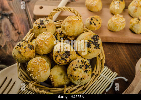 Cheesy Bites mit Knoblauch, blau Käse, mit Mohn und Sesam bestreut Stockfoto