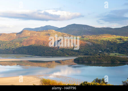 Herbst über die Mawddach Mündung mit Cader Idris Berg in der Ferne, Snowdonia-Nationalpark, Gwynedd, Nordwales, UK Stockfoto