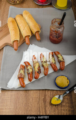 Gebratene Wurst in ein Gewand von Speck und Käse, hot Dog, Tschechische Stockfoto