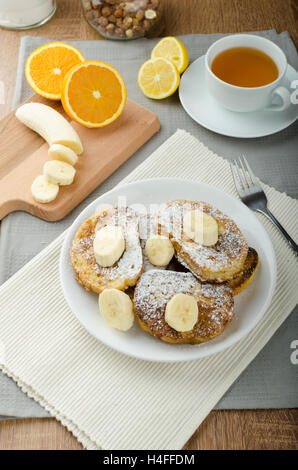 Rench Toast zu süß, mit Banane, bestreut mit Zucker, frischer Tee, Frühstück Stockfoto