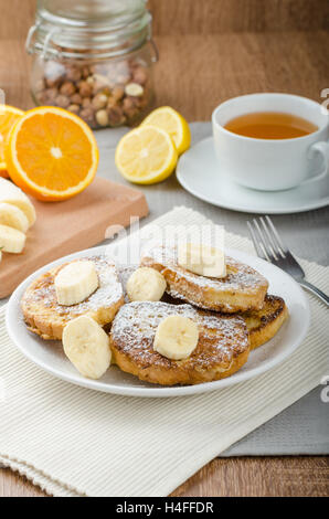 Rench Toast zu süß, mit Banane, bestreut mit Zucker, frischer Tee, Frühstück Stockfoto