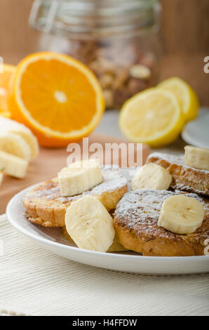 Rench Toast zu süß, mit Banane, bestreut mit Zucker, frischer Tee, Frühstück Stockfoto