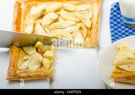 Rustikaler Apfelkuchen mit Blätterteig und Milch Stockfoto