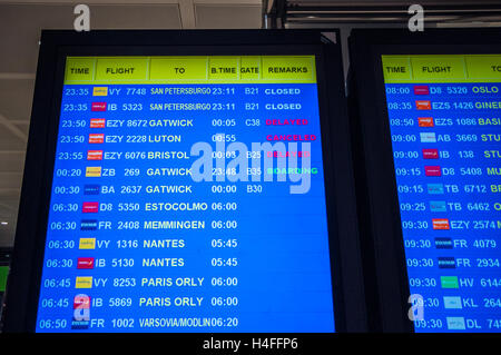 Abflug am Flughafen Alicante in Spanien mit stornierten und verspäteten Flügen. Fluggesellschaften und Flugnummern. Einstiegstore. Informationsbildschirm Stockfoto