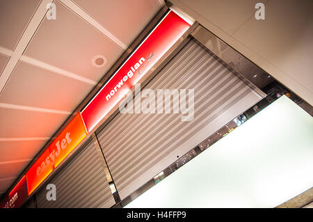 Geschlossen easyJet, Jet2 und die Norwegische Fluggesellschaft Help Desks am Flughafen Alicante, Spanien. Die Fensterläden geschlossen Stockfoto