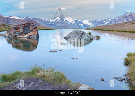 Blaue Stunde am Stellisee See, Zermatt, Schweiz. Stockfoto