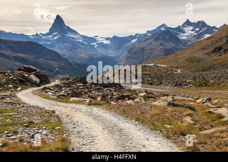 Pfad zu dem Matterhorn, in der Nähe von Stellisee See, Zermatt, Schweiz. Stockfoto