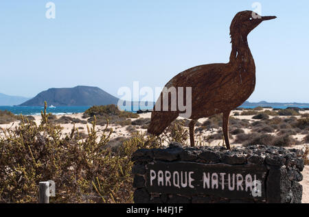 Fuerteventura: das Zeichen des Sand Dunes National Park in der Form eines Vogels und Blick auf die Insel Lobos Stockfoto