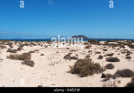 Fuerteventura, Kanarische Inseln, Nordafrika, Spanien: Blick auf den Strand von Grandes Playas mit Insel Lobos und Lanzarote auf dem Hintergrund Stockfoto