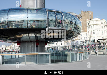 Absteigende Aussichtsplattform des British Airways i360 Tower in Brighton, East Sussex Stockfoto