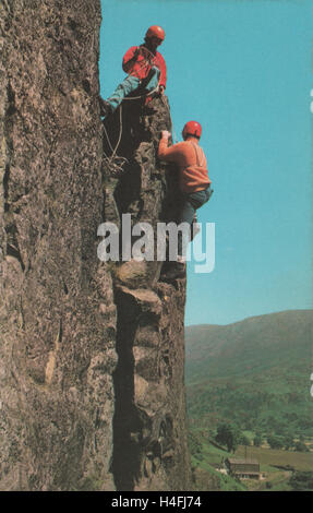 Vintage Ansichtskarte zwei Kletterer auf einer Klippe ca. 1960er Jahre Stockfoto