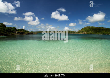 Einsamen Strand auf der unbewohnten grünen Insel vor der Küste von Antigua Stockfoto