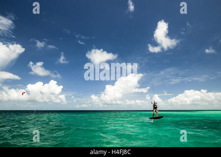 Kite-Surfer vor der Küste von Antigua Stockfoto