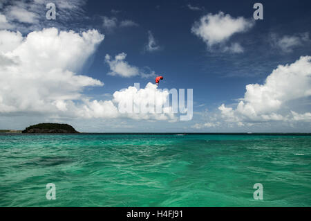 Kite-Surfer vor der Küste von Antigua Stockfoto