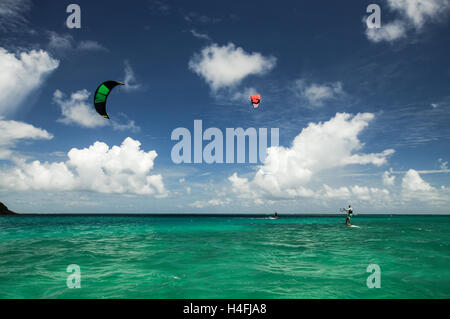 Kite-Surfer vor der Küste von Antigua Stockfoto