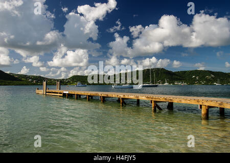 Blick auf English Harbour von einer Anlegestelle in Freemans Bay - Galleon Beach Antigua Stockfoto